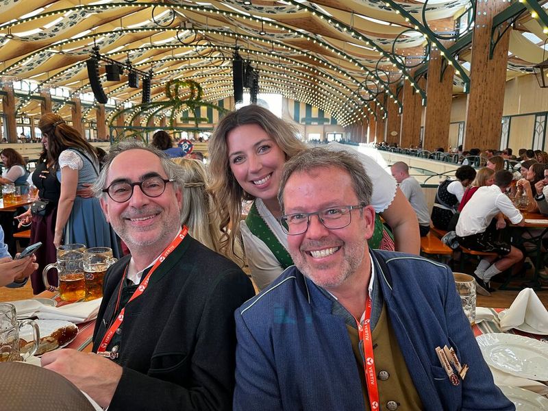 Franzi Magai, Vogel IT-Akademie, mit Andreas Raum und Alexander Glatzeder, freyraum..JPG (Bild: Vogel IT-Medien GmbH)