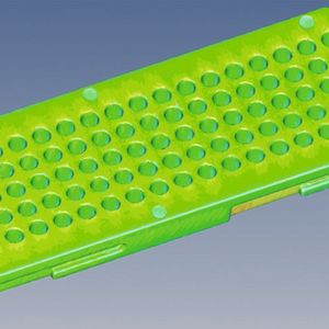 Bild 1: Vorrichtung zur Herstellung von Zahnabdrücken. Die Löcher dienen zur Aufnahme des Materials für Zahnabdrücke. Mit einer Falschfarbendarstellung, erzeugt durch den CT-Scan, und dem 3D-Modell ist eine aussagekräftige Darstellung des Messergebnisses gewährleistet. 