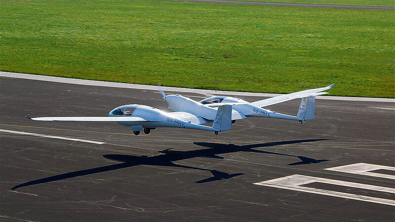 Die HY4 ist weltweit das erste viersitzige Passagierflugzeug, das allein mit einem Wasserstoffbrennstoffzellen-Batterie-System angetrieben wird.  (DLR)
