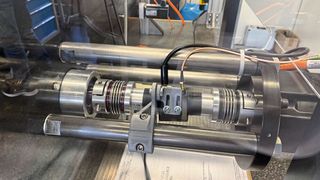 Das Bild zeigt die R+W-Gelenkwelle mit innenliegender Sensorik. Gut zu sehen ist der Pick-up zur Energieversorgung mittels Induktion. (Bild: R+W Antriebselemente GmbH)