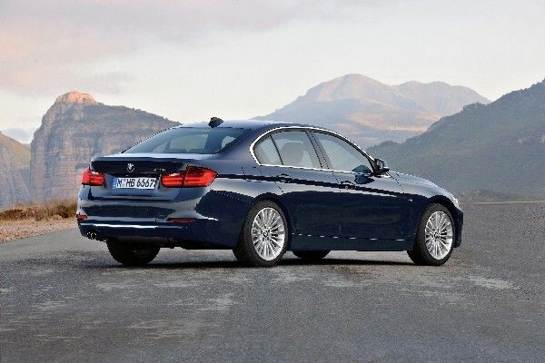 Die sechste Generation der 3er Limousine gibt es nun auch mit zusätzlichen 2,0-Liter-Vierzylindern, die in den Modellen 316d, 318d und 320i für günstige Verbrauchs- und Emissionswerte sorgen. (Bild: BMW)