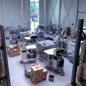 Blick in die Produktionshalle von Contexo. Hier werden Kundenprojekte abgewickelt. Die Maschinen für Medtech-Kunden arbeiten alle im Reinraum der ISO-Klasse 8.
