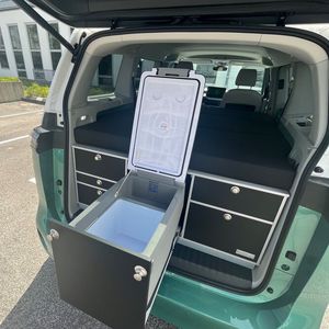 Quer im Heck ist ein Küchensystem mit einflammigem Kocher, kleinem Waschbecken und einer Kühlbox eingebaut.(Bild:  Roadsurfer)