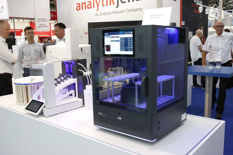 Mikrowellen-Aufschlüsse zur spektrometrischen Elementanalyse sind seit vielen Jahren Standard. Das neue Mikrowellen-Aufschlussgerät Blade setzt laut Hersteller CEM einen neuen Standard hinsichtlich Schnelligkeit, Einfachheit und Bedienerkomfort. Zudem lässt sich die Aufschlussreaktion mit der eingebauten Kamera beobachten, um den Aufschluss weiter zu optimieren. (LABORPRAXIS, C. Lüttmann)