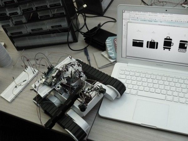 Hop! hat drei Bluetooth-Empfänger zur Kommunikation mit der Smartphone-App an Bord (Bild: Rodrigo Garcia Gonzalez)