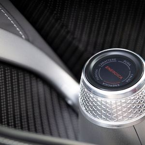 Mit diesem Drehknopf kann der Fahrer den fahrdynamischen Charakter des Battista variieren.(Bild:  Pininfarina)