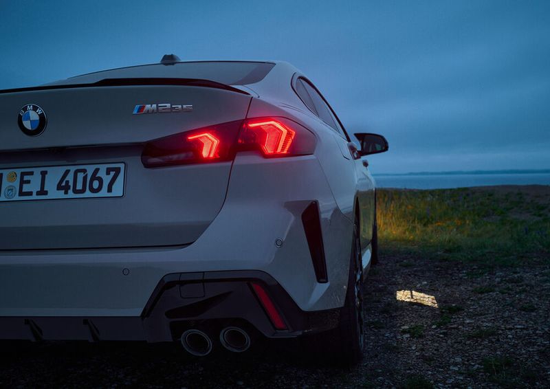Die Auspuffrohre werden mit Ausnahme des hochmotorisierten Spitzenmodells M235 x-Drive bei allen Modellen versteckt. (Bild: Autoren-Union Mobilität/BMW)