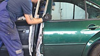 Das Deutschlandauto 2010 von Mobile.de entsteht: Die Karosserie ist vorne ein Opel, hinten ein VW. (Archiv: Vogel Business Media)