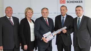 Bei der Schlüsselübergabe (v.l.): Wilfried Pfeifer, Zentrale Dienstleistungen, Leiter Baubetreuung, Schenker Deutschland; Karin Fröbel, Zentrale Dienstleistungen, Baubetreuung, Schenker Deutschland; Marc Bröcker, Leiter Zentrale Dienstleistungen, Schenker Deutschland; Konrad Braun, Leiter der Geschäftsstelle Nürnberg (Landverkehre), Schenker Deutschland; Andreas Kaltschmid, Leiter der Geschäftsstelle Nürnberg (Luft-/Seefracht), Schenker Deutschland AG. (Bild: Schenker Deutschland)