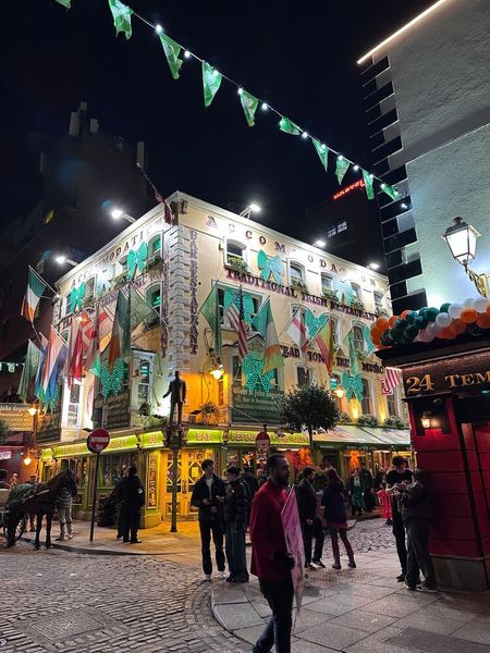 Daher hängt hier noch überall die Deko. (Bild: Vogel IT-Medien GmbH)