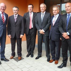 Gäste der Eröffnungsfeier (v.l.): Franz Maget, Landtagsvizepräsident Bayern, Dieter Rubenbauer, Bürgermeister Gröbenzell, Jean-Marie Lacroix, Comercial Director Epson Europe, Henning Ohlsson, Geschäftsführer Epson Deutschland, Dietmar Gröbl, Hausherr und 1. Vorsitzender des Epson Händlerbeirats sowie Rainer Beeck, Präsident des TSV 1860 München