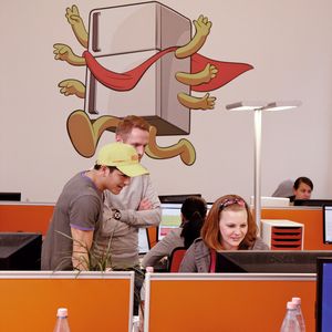 Mitarbeiter der Lieferheld GmbH: Die Plattform des Unternehmens bietet mehr Restaurantpartner zur Auswahl an als jedes andere Portal, bei dem man sein Essen online bestellen kann.