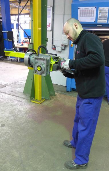 Problemloses Austauschen der Greifbacken im pneumatisch arbeitenden Klemmgreifer (Bild: Peter Springfeld)