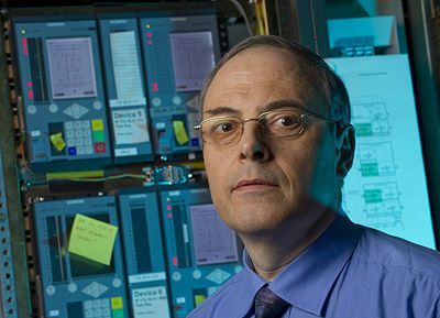 Wenn in modernen Stromnetzen ein Fehler auftritt, müssen die automatisierten Schutzmechanismen buchstäblich schneller als der Blitz greifen: Innerhalb von 20 Millisekunden schalten die Geräte defekte Netzabschnitte ab, um Schäden am Netz oder Transformatoren zu vermeiden. Dr. Götz Neumann hat eine Methode erfunden, die verschiedenen Baugruppen eines Schutzgerätes auf weit weniger als eine Millisekunde genau zeitsynchron funktionieren zu lassen. Dies ist insbesondere bei Smart Grid Energienetzen wichtig. Neumann arbeitet im Siemens-Sektor Infrastructure & Cities in Berlin. (Archiv: Vogel Business Media)