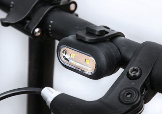 LED-Fahrradleuchte Adelante:  Konzipiert für eine unkomplizierte Befestigung am Lenker, eignet sich diese LED-Fahrradleuchte auch als universell einsetzbare Lichtquelle für unterwegs. Aufgrund ihrer kompakten Größe lässt sich Adelante einfach in einer Tasche verstauen. Eine innovative Magnetkreisverbindung ermöglicht eine intuitive Handhabung: Mithilfe des Magnets auf der Rückseite des Leuchtenkopfes schließt sich das Montageband um Rohre unterschiedlichen Durchmessers und aktiviert zugleich die Stromversorgung der LEDs, Hersteller Ningbo Asia Leader Import & Export, Ningbo, China. (Bild: Red Dot / Ningbo Asia )