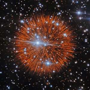 Historische Supernova


Kein Feuerwerk, sondern der Überrest einer massiven Sternexplosion: Der Supernovaüberrest-Nebel Pa 30 wurde erst 2013 von einem Citizen Scientist identifiziert. 
Später wurde er mit einer historischen Sternexplosion in Verbindung gebracht, die im Jahr 1181 beobachtet und unabhängig voneinander in japanischen, chinesischen und arabischen historischen Quellen dokumentiert worden war. Damit konnte Pa 30 einer von nur fünf Supernovae zugeordnet werden, die vor dem Zeitalter der Teleskope aufgezeichnet wurden und deren Überreste lange Zeit nicht identifiziert waren.

Ein internationales Team von Astronomen hat nun mithilfe des Gemini-North-Teleskops von Noir-Lab die bislang detaillierteste Ansicht von Pa 30 gewonnen. Ihre Ergebnisse: Was wie glatte Feuerwerkstreifen erschien, sind in Wirklichkeit Ketten von Knoten, die Perlen auf einer Schnur ähneln. Jeder einzelne ist groß genug, um die Umlaufbahn des äußersten Planeten unseres Sonnensystems, Neptun, zehnmal mit reichlich Platz dazwischen aufzunehmen.


Hier geht‘s zur Originalmeldung
Wissenschaftsbild des Tages vom 13.10.2026

Bildbearbeitung: J. Miller & M. Rodriguez (International Gemini Observatory/NSF NOIRLab), T.A. Rector (University of Alaska Anchorage/NSF NOIRLab), D. de Martin & M. Zamani (NSF NOIRLab)
 (Bild: International Gemini Observatory/NOIRLab/NSF/AURA)