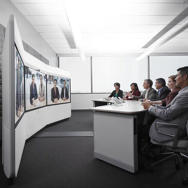 Cisco Telepresence IX5000 bietet für Videokonferenzen drei 70-Zoll-Bildschirme. (Bild: Cisco)