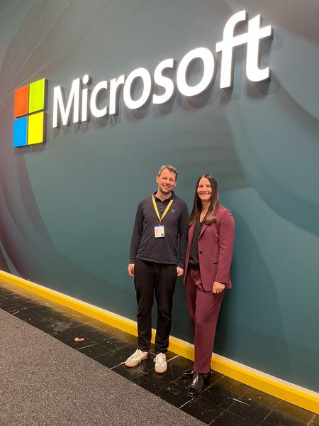 Alex Siegert (l. IT-BUSINESS) sprach mit Edith Wittmann (Microsoft) über Industrial Intelligence. (Bild: Vogel IT-Medien)