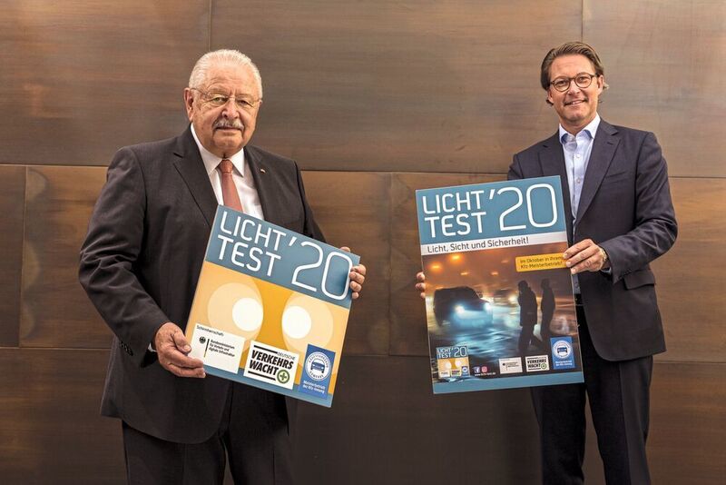 ZDK-Präsident Jürgen Karpinksi (von links) und Bundesverkehrsminister Andreas Scheuer eröffnen den Licht-Test 2020. (Promotor)