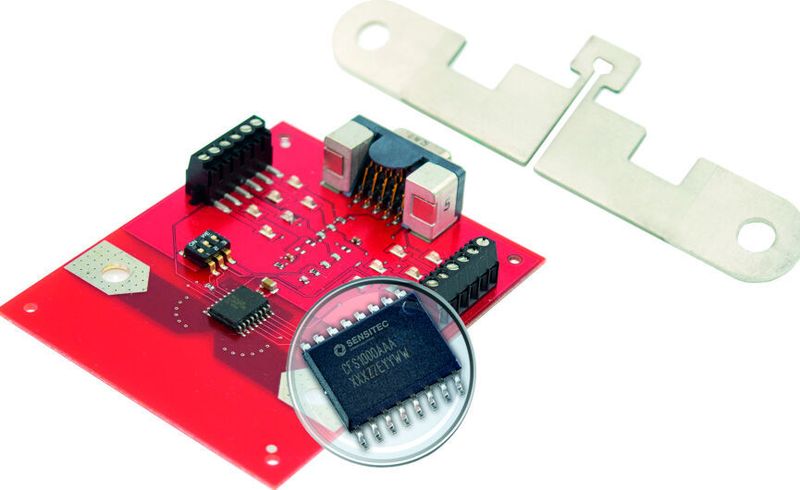 Der programmierbare Stromsensor CFS1000 von Sensitec (SPS 2019: Halle 4A, Stand 452) wurde für die hochdynamische elektronische Messung von Gleich-, Wechsel- oder Impulsströmen mit integrierter galvanischer Trennung entwickelt und besteht aus einem anisotropen magnetoresistiven (AMR) Sensorelement in Kombination mit einem spezifischen ASIC als System im Gehäuse (SIP) in einem JEDEC-konformen SOIC-Gehäuse. Der Stromsensor gibt dem Endverbraucher die Flexibilität, 