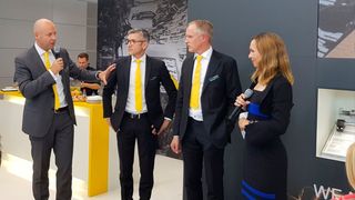 Swen Wenig (li.), Geschäftsführer der Ewellix GmbH, stellt den neuen Namen und neue Lineartechnik-Lösungen vor. Mit im Bild: Jean-Michelle Poloni von Ewellix (Mitte) und CEO der Ewellix Group Daniel Westberg (re). (S.Häuslein/konstruktionspraxis)