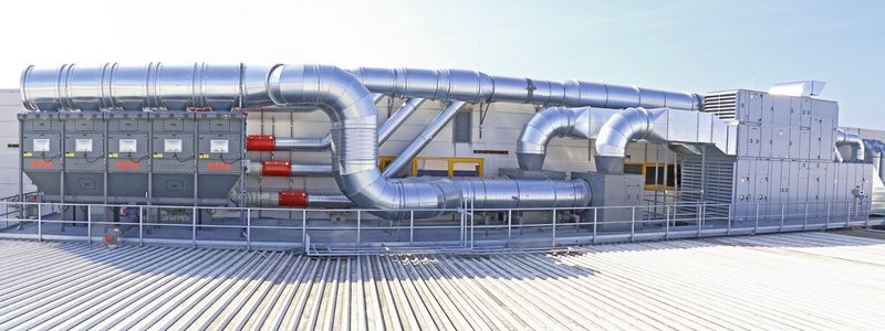Die Absauganlage ist auf dem Dach der Produktionshalle in 6 m Höhe installiert. (Bild: Esta)