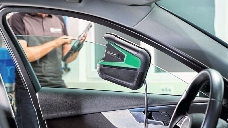 Scheibe runter, Mega Macs X rein: So bereiten einerseits chrombedampfte Scheiben keine Verbindungsprobleme, andererseits hat der Anwender den Gerätestatus in Form farbiger LEDs stets im Blick. Die Bedienung sowie die Anzeige erfolgen beim neuen Diagnosetester von Hella Gutmann auf einem separaten Endgerät.(Bild:  HGS)