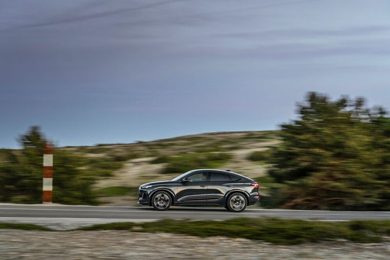 Die Karosserie des Audi Q6 Sportback fällt gegenüber der SUV-Variante flacher, das Heck schnittiger aus.  (Bild: Audi AG)