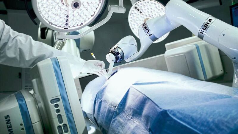 Platz 4: Mithilfe intelligenter Sensorik und einem damit verbundenen Tastsinn können Roboter den Chirurgen bei der Arbeit unterstützen. (Fraunhofer IPA)