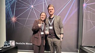 Robotic Award Hannover Messe: Der Preis ging an GoodBytz. Gründer Dr. Hendrik Susemihl (re) ist Ingenieur und promovierter Robotik-Experte. Er hatte die technische Vision und entwickelte den ersten Prototypen des Kochroboters. (Bild: Kristin Rinortner)