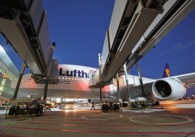 Der Airbus A380 mit drei angedockten Fluggastbrücken: Tries Hydraulikaggregate und Zylinder in den Fahrwerken realisieren eine sichere Positionierung auch bei einer Höhe von über 8 m. (Bild: Steve Jurvetson)