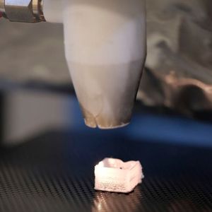 Direkt gedruckt, ohne Ofen: Mit dem neuen Laser-Assisted Melt Printing (LAMP) verschmelzen Forschende der CAU Glaspartikel zu festen, transparenten Strukturen.(Bild:  Christina Anders, Uni Kiel)