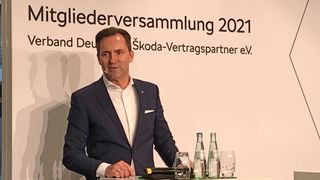 Skoda-Vorstandsvorsitzender Thomas Schäfer skizzierte auf der Tagung der deutschen Skoda-Partner die Lage des Herstellers in der Chip-Krise. (Bild: Grimm/»kfz-betrieb«)