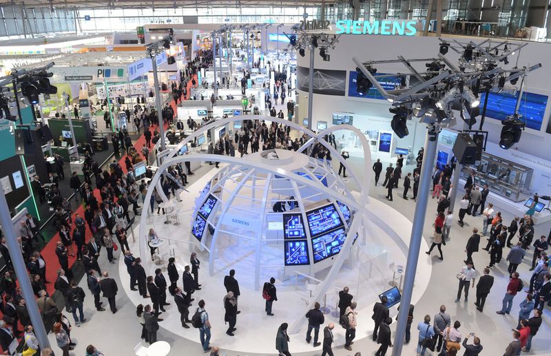 Volle Hallen: Mehr als 220.000 Fachbesucher nutzten die Hannover-Messe 2015, um sich über neue Technologien zu informieren und Investitionen zu tätigen. 70.000 Besucher kamen dabei aus dem Ausland. (Bild: Deutsche Messe)