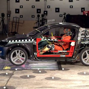 Frontalaufprall mit 64 km/h auf ein deformierbares Hindernis mit 40 % Versatz (nach Euro-NCAP) zum Zeitpunkt 0.