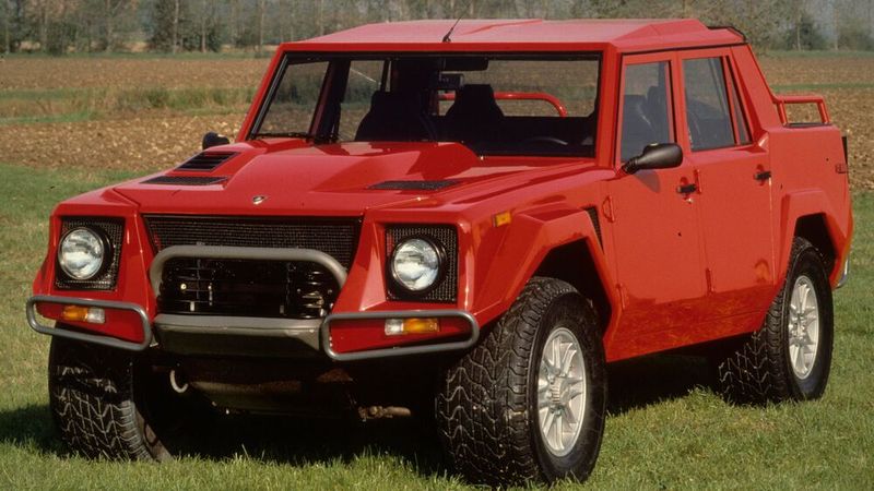Macht im „Ferrari-Farbton“ ordentlich was her: der LM002 in Rot mit Alufelgen. (Bild: Lamborghini)