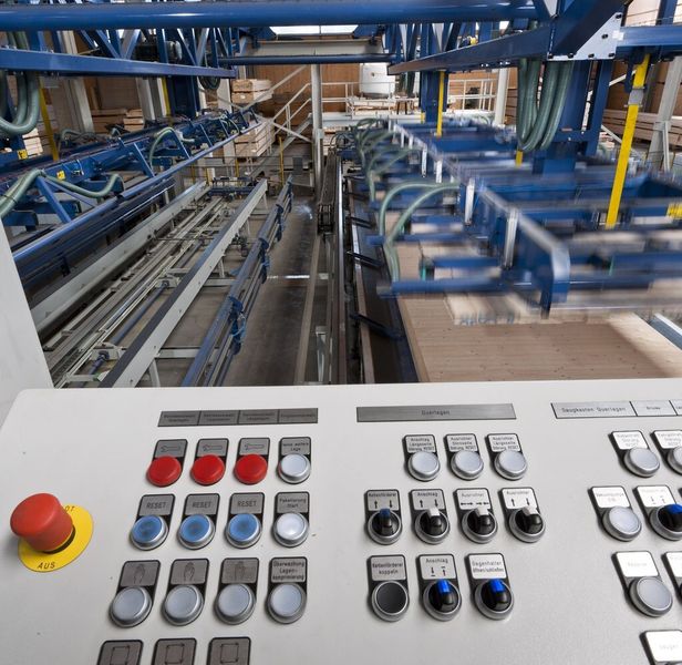 Zum erfolgreich mit SmartWire-DT umgesetzten Projekt bei Minda, Spezialist für die Entwicklung von Pressenanlagen zur Produktion von Brettschichtholz, kommentiert der Verantwortliche Kurt Hanke: „Insgesamt senken wir Arbeitszeiten gleichwie Kosten und reduzieren die Durchlaufzeiten der Projekte.“ (Bild: Eaton)
