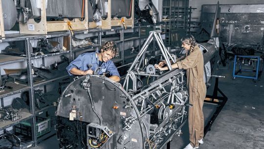 Mit viel Begeisterung für historische Flugzeuge restaurieren Natascha Wirth (Underwriter Aerospace, Pilotin) und Clemens Rüb (Flugzeugmechaniker, Pilot) in Bleienbach einen 80 Jahre alten IFR-Trainer «AT-16 Harvard IIb».(Bild:  Motorex)