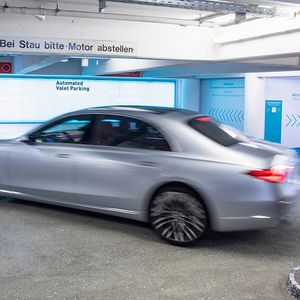 Das System kommuniziert mit der S-Klasse von Mercedes. Die neueste Generation der Oberklasse-Limousine ist nach Unternehmensangaben das erste Serienfahrzeug mit der notwendigen Technik.(Bild:  Daimler)