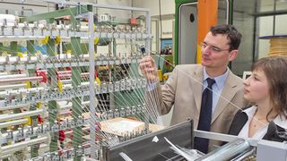 Dr. Markus Michael (2.v.r.) ist Inhaber der neuen Stiftungsprofessur technische Textilien/textile Maschinenelemente. Mit den Professurmitarbeitern – im Bild Nadine Reimann und Markus Helbig – wird er das im Projekt Innozug aufgebaute, europaweit einzigartige Prüffeld in Forschung und Lehre nutzen und weiter aufstocken.  (Bild: TU Chemnitz/Christian Schenk)