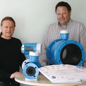 Thomas Sulzer (links) und Johannes Ruchel haben eine Polyurethan-Auskleidung mit Trinkwasserzulassung entwickelt.
