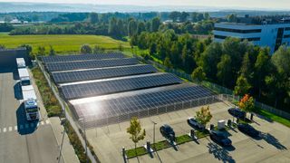Neben Biomethan betreibt Vetter an den meisten Standorten große PV-Anlagen. Hier wurde zu Gunsten der Energieproduktion eine Parkfläche rückgebaut. (Bild: Vetter Pharma)