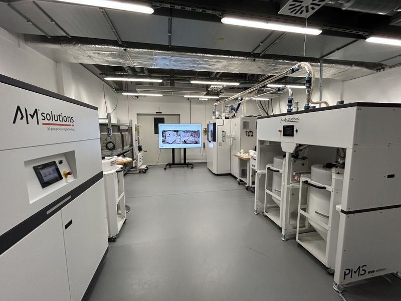 Prova pratica congiunta: F1 e PMS di AM Solutions sono stati installati presso la sede Eos di Krailling, dove vengono già utilizzati con successo insieme a un sistema Eos SLS.(Bild:  Rösler Tecnologie di trattamento delle superfici)