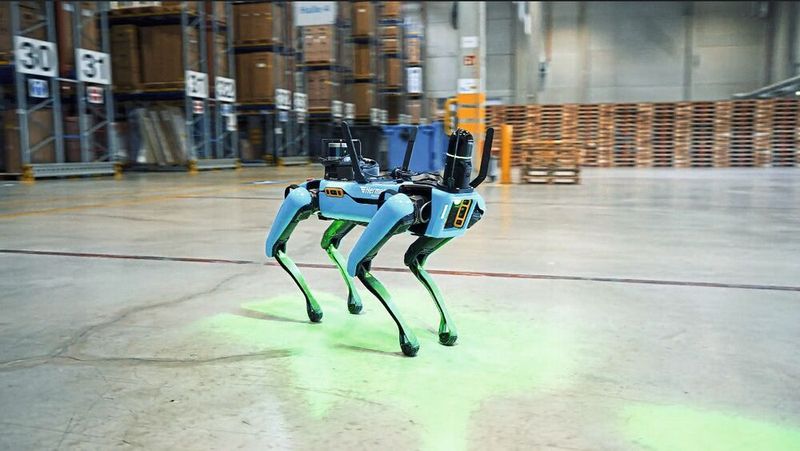 Digitaler Zwilling als Steuerzentrale: In den Logistikzentren der Otto Group sollen Roboterflotten unterschiedlicher Hersteller künftig über einen zentralen „Robotic Coordination Layer“ koordiniert und virtuell getestet werden. (Bild: Otto Group)