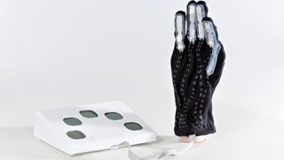 Piezoelektrete sind hochflexible, flächige Wandler und können in elastische Strukturen (z. B. Kleidung) als Sensoren oder zur Energieumwandlung integriert werden. (Bild: Fraunhofer LBF)