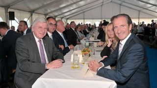 Gemeinsamer Tisch zur Eröffnung des Neubaus: (v.li.) Volker Bouffier, Ministerpräsident des Landes Hessen, und Thomas Holler, Obermeister der Innung Frankfurt-Main-Taunus. (Bild: Zietz / »kfz-betrieb«)