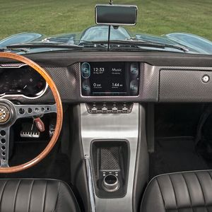 An das historische Vorbild angelehnt: das Armaturenbrett inklusive Touchscreen-Infotainment-Displays (lieferbar als Option). Auch die aus Gründen maximaler Energieeffizienz eingesetzten LED-Scheinwerfer sitzen in den identischen Aussparungen und tragen die für frühe E-Type typischen Plexiglas-Abdeckungen.(Bild:  charliemagee.com)