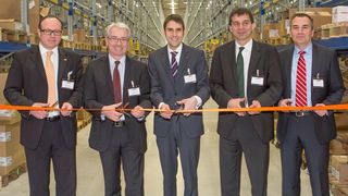 Eröffnung Pharmalager Alenau (v.l.): Oliver Rupps (Sprecher der GF Trans-o-flex Logistics Group), Dr. Georg Pölzl (Vorstandsvorsitzender Österreichische Post), Dr. Alexander Legler (BGM Alzenau), Peter Umundum (Vorstand Paket und Logistik Österreichische Post) sowie Peter Astor (GF Trans-o-flex Logistik-Service). (Bild: Trans-o-flex)