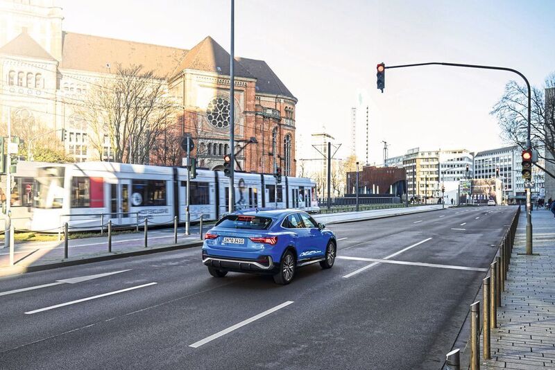Vehicle-to-Infrastructure-Dienste (V2I) wie Ampelinformation erhöhen Effizienz, Komfort und Sicherheit im Verkehr.  (Audi)