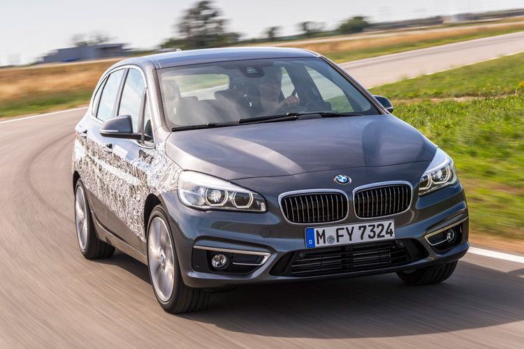 Das Besondere: Da jeder der beiden Antriebsquellen für eine Achse zuständig ist, hat dieser 2er sogar Allradantrieb. (Foto: BMW)